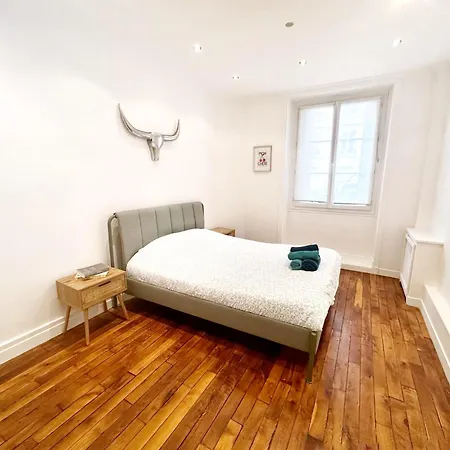 Chic 16, Proche Tour Eiffel Апартаменты *